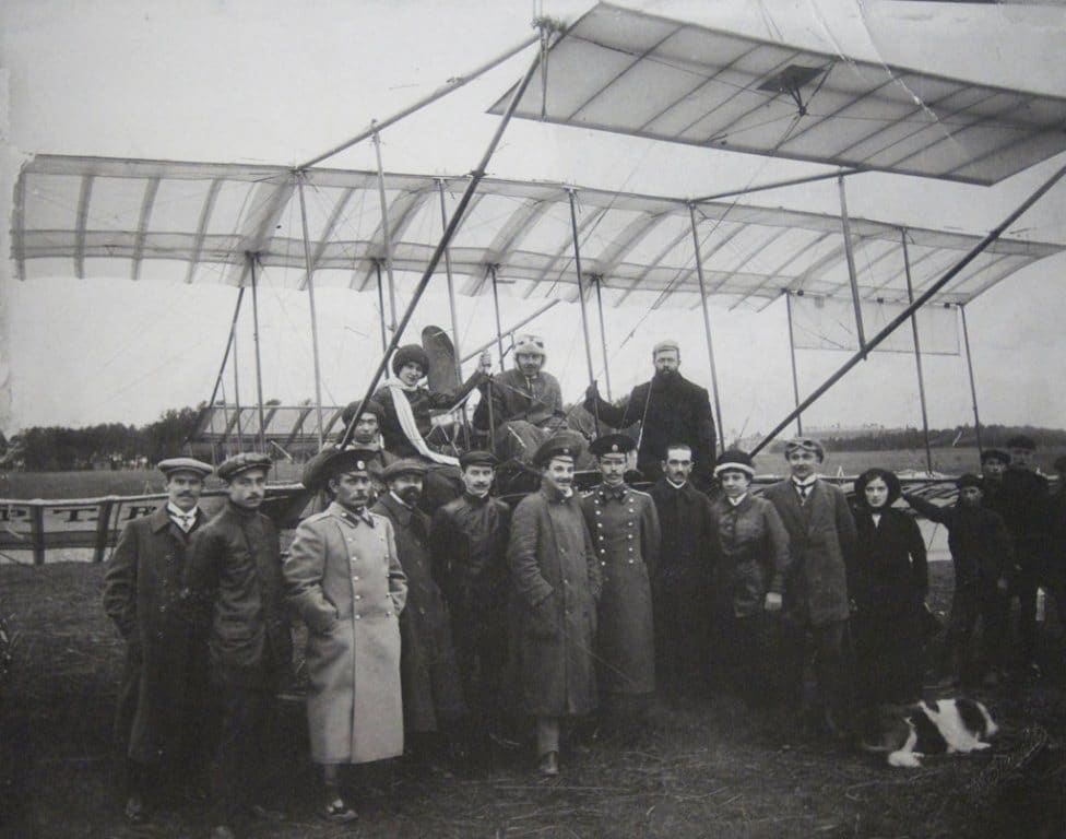 Участники «болгарской эпопеи 1912 года» были из первых русские авиаторов. На пилотском кресле «Фармана» сидит П.В. Евсюков четвертый слева стоит С.С. Щетинин
